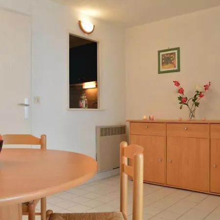 Pour 4 Avec Terrasse, Pres De Port - Fr-1-226a-249 *